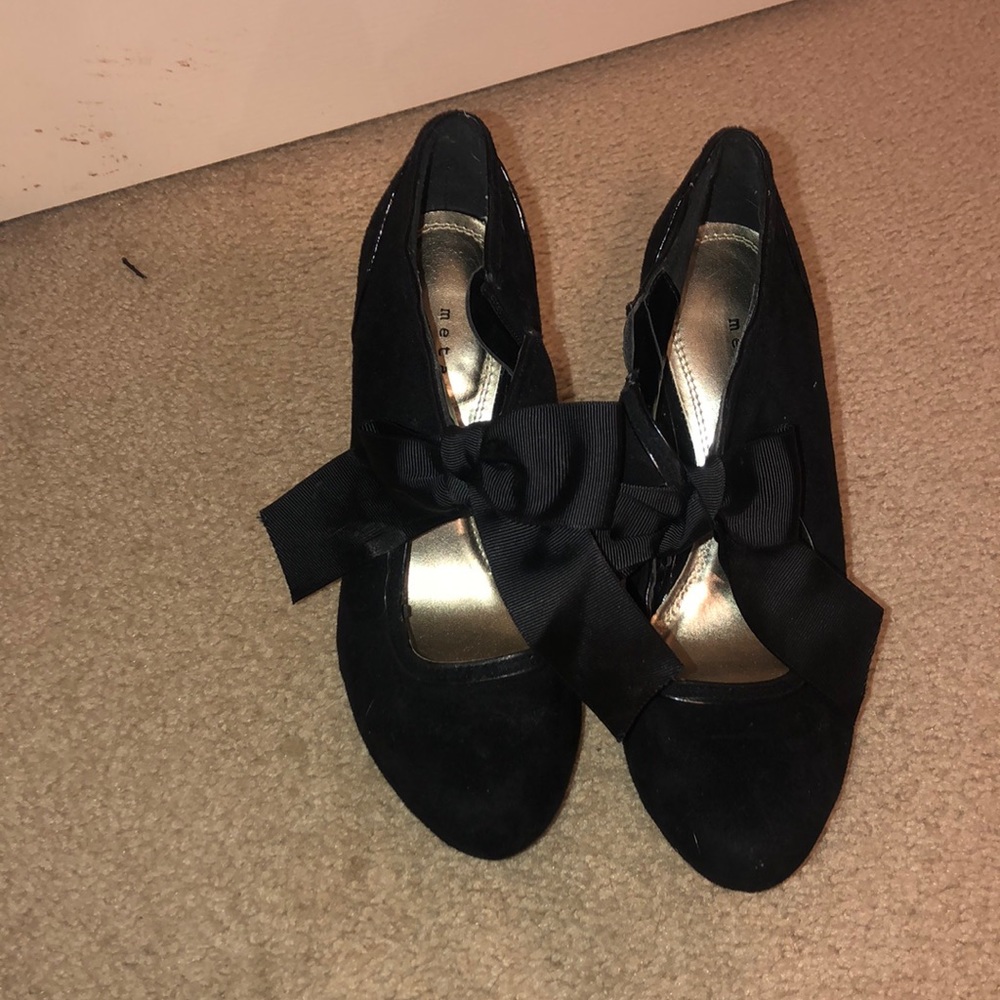 Black bow heels